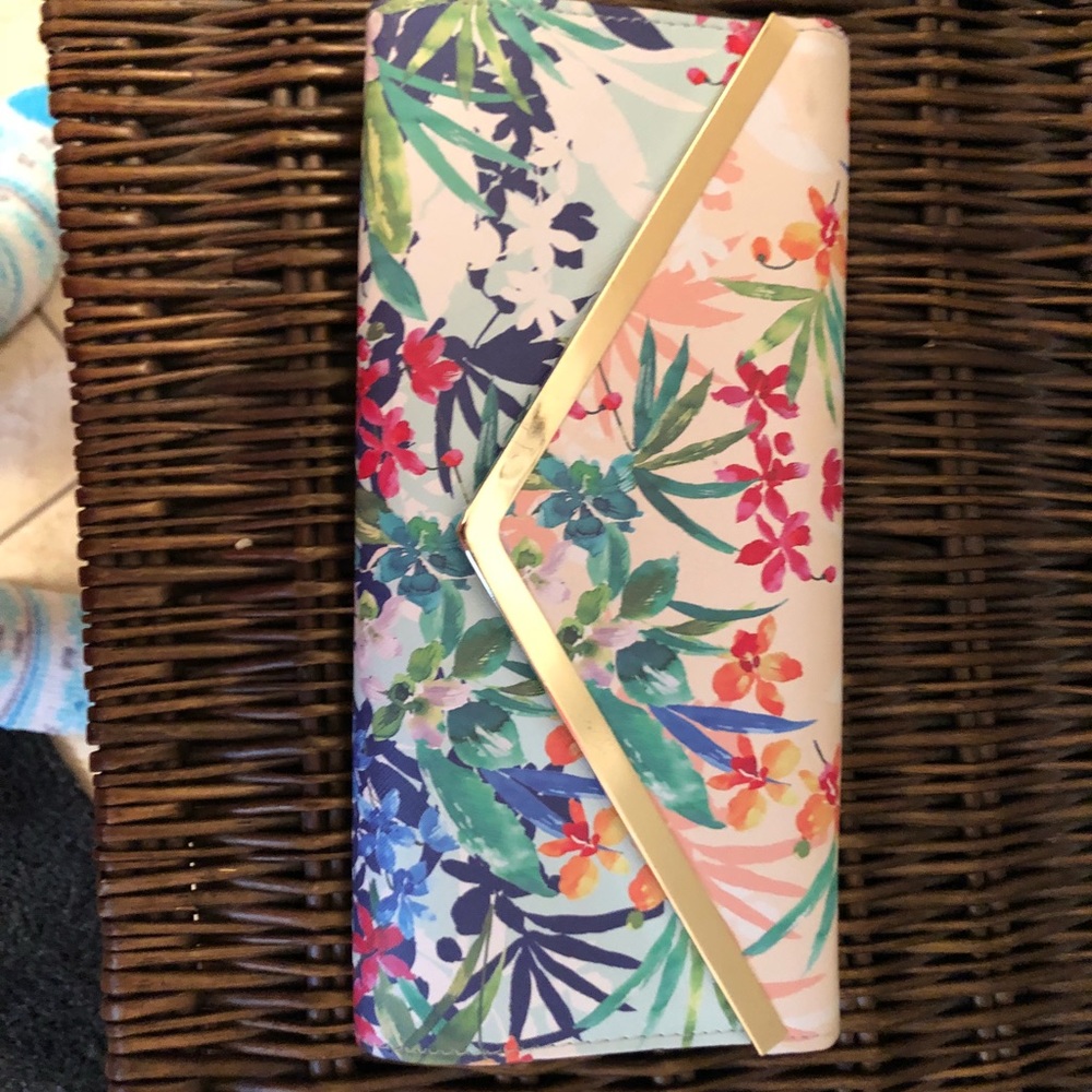 Aldo clutch